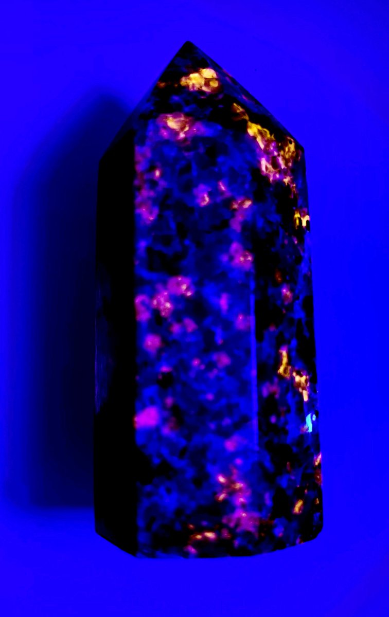 erin_rod_phd's tweet photo. 🔸🪨Yooperlite fluorescence!🪨🔸
Sulfide (S2-) produces orange and pink fluorescence. The green fluorescence in the lower right is probably uranium.
#FluorescenceFriday #SciComm #SciArt #ChemArt #Rocks #RocksRock https://t.co/dYPopyzqkm