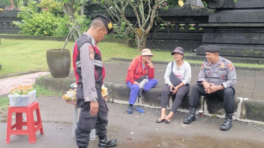 HumasDawan's tweet photo. Personel Polsek Dawan melaksanakan patroli dialogis di kawasan Pura Goa Lawah pada Jumat, 21 Maret 2025, sebagai upaya menjaga keamanan dan ketertiban di salah satu tempat suci yang sering dikunjungi umat Hindu serta wisatawan. https://t.co/0XfeQmlBLe