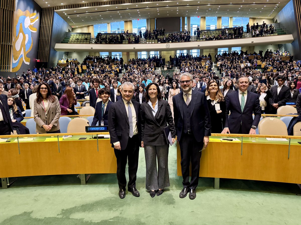 LaVocediNewYork's tweet photo. Change the World Model @UN 2025: i giovani a New York per rilanciare la #pace. Si è aperto all' #ONU il summit #CWMUN degli studenti della diplomazia, con tanti ospiti "ispiratori" d'eccezione tra i quali #Falcao e #Tardelli
@ItalyUN_NY @diplomatici
https://t.co/2kzmghyQCr https://t.co/LWbLBiIsNH