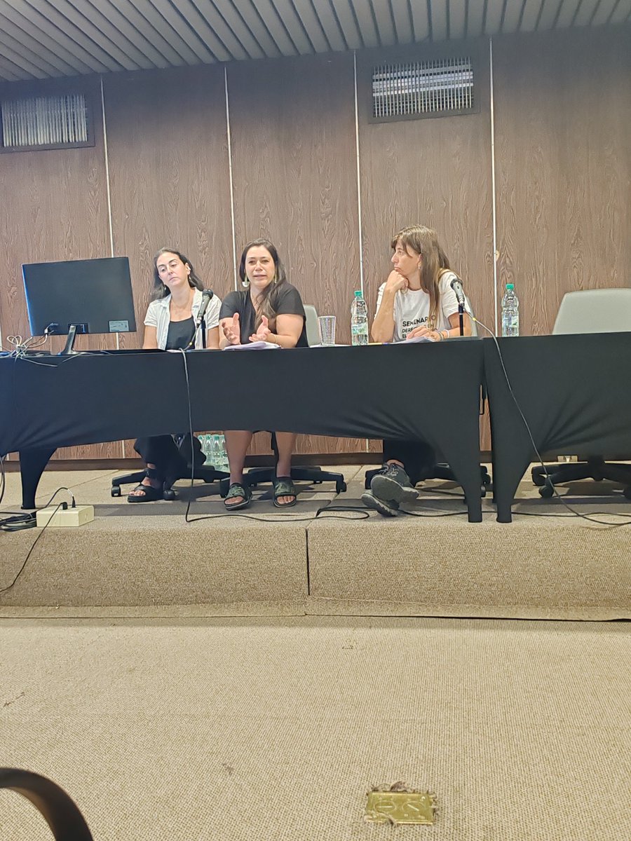 En paralelo, en el Salón Dorado de la Intendencia, se está realizando el panel "Acciones en el Territorio".

En este momento, Natalia Custodio y Andrea Paulo presentan "Bibliotecas públicas acercando derechos