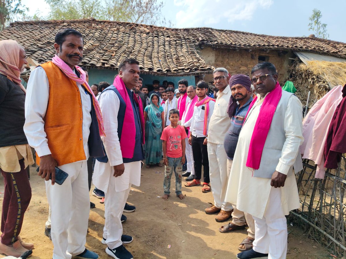 RupeshBPP's tweet photo. आज बुंदेलखंड अध्यक्ष अच्छेलाल प्रजापति जी एवं जिलाध्यक्ष पुष्पेन्द्र प्रजापति जी के नेतृत्व में भागीदारी पार्टी की टीम चित्रकूट जरवा माफी वाले घटना पर परिवार जनों से मिलने के लिए एवं थाना प्रभारी से मिलकर के एसडीएम साहब को ज्ञापन देकर परिवार जनों को सांत्वना दिए। @PMOIndia @CMOff https://t.co/YjgAQYkypD