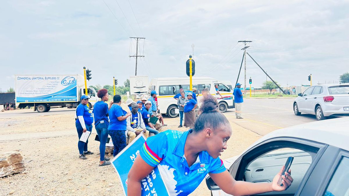 DA_NCape's tweet photo. 🔵Walking for Human Rights in #Mapoteng! ✨⚖️

 The DA had a Human Rights March, robot blitz and info table in #Mapoteng, empowering communities to create real change! 💡🤝

Let’s keep standing up for justice and equality. 

#HumanRightsDay #NorthernCapeDA https://t.co/H56ISIqucX