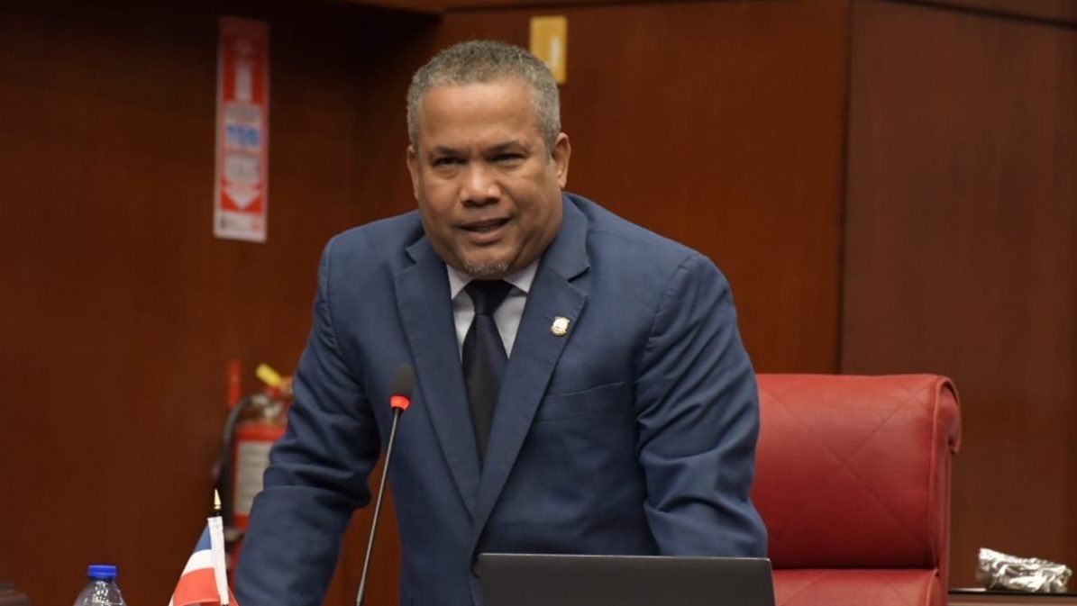 elnuevodiariord's tweet photo. 🗣️😡¡«O quitan el semáforo o el agente»!🚦🦺

El senador por Monseñor Nouel Héctor Acosta (@ElTorito48), criticó este jueves el trabajo de los agentes Dirección General de Seguridad de Tránsito y Transporte Terrestre (@digesettrd_), quienes en algunas ocasiones se encuentran apostados en los semáforos del país, aún cuando estos funcionan de manera normal.

Durante su turno en la Cámara de @DiputadosRD expresó su descontento con la problemática. «Disculpen mi ingenuidad pero este es un sentir de los ciudadanos y el mío propio, que a diario vivimos esta desagradable situación, cómo es posible que si un semáforo está funcionando a la perfección se le ponga un agente de la DIGESETT, o quitan el semáforo o al agente, y lo vamos agradecer», expresó el también cantante.

De acuerdo a una publicación de VotaRD Media, el legislador oficialista cuestionó al director del INTRANT, @MiltonMorrison, sobre el desorden que provocan los agentes al colocarse debajo de los semáforos en distintas calles del país, generando confusión en el tránsito.

#ElNuevoDiarioRD #Critica #Trabajo #Digesett