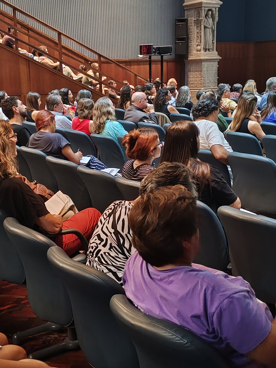 Este seminario #DerechosEnElTerritorio propone distintas miradas sobre los derechos humanos, en perspectiva territorial en Montevideo.

400 personas, se reúnen en el Centro de Conferencias de la Intendencia de Montevideo para poder dialogar sobre las distintas problemáticas.