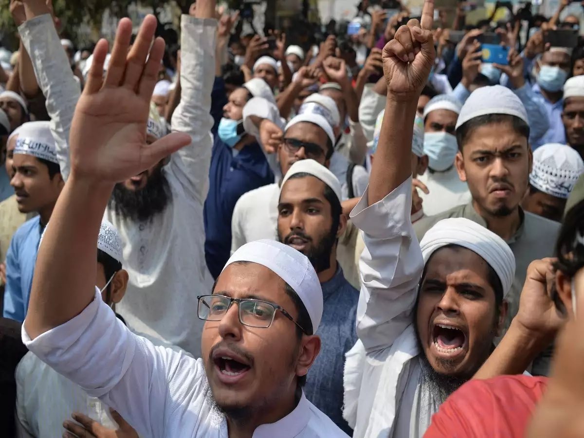 MummyisT's tweet photo. Political chaos and a rise in Islamism in Bangladesh A thread 🧵 

Sources @GatestoneInst, Reuters, New Indian Express, Swarajayamag and Solace Global
#Bangladesh 

The political vacuum left by Hasina’s fall in August 24 has emboldened militant groups and ethnic factions. Smaller Islamist parties, once suppressed by the Awami League, are leveraging the turmoil to increase their presence and influence. The Chattogram Hill Tracts and the Myanmar border have become hotspots for unrest, presenting significant challenges to the interim government’s authority.

Politics steadily worsens in Bangladesh. The economy is in free fall, law and order is in a cul-de-sac. The rule of law is under organised assault, with detained politicians, cultural activists and journalists unable to come by bail in court.... Bangladesh's crisis is existential. All the values instrumen­tal to its emergence 50-plus years ago are systematically being jettisoned by a regime that lacks constitutional legitimacy." — Syed Badrul Ahsan, veteran Bangladeshi journalist and commentator, December 6, 2024.

Some of the major groups, which were previously banned but, under Bangladesh's new leadership of Muhammad Yunus, now encouraged, include: Hizb ut-Tahrir, Tawhidi Janata, Hefazat-e-Islam, at-e-Islami, and the Ansarullah Bangla Team. 

Funded by Islamic forces, militant outfits Hefazat-e-Islam and Jamaat-e-Islami wanted to turn Bangladesh into a Taliban state like Afghanistan if they came to power, top Hefazat leaders, including Mamunul Haque who was arrested recently, have confessed to the police after recent arrests. 

"The Hizb ut Tahrir is an organisation that is well established and consists of educated people. Their influx is across all segments of society in Bangladesh at present," Professor Nazmul Ahsan Kalimullah, a political commentator from Dhaka, told The New Indian Express, 

"This is a worrying trend as they seem to have sympathisers in the army. They don’t believe in democracy and are against gender rights, so women have a lot to worry about,"

Prime Minister Sheikh Hasina was ousted in August 2024, the government under Yunus has freed convicted Islamic terrorists, downplayed mass violence against minorities (mainly Hindus), and let jihadist mobs take over the streets.