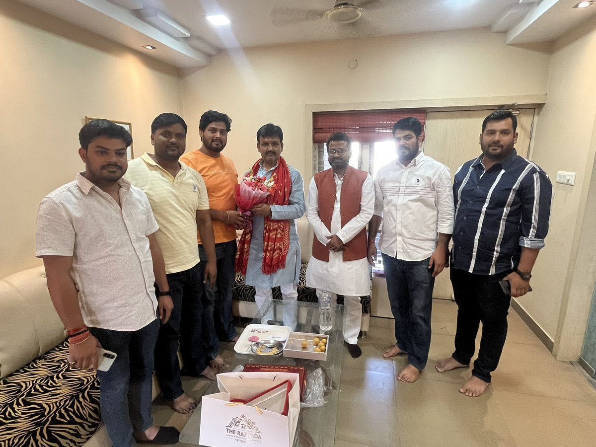 Vishal Singh VISHU (@imvishalsingh07) on Twitter photo नवनिर्वाचित भाजपा जिला अध्यक्ष बलिया, माननीय संजय मिश्रा जी और <a href="/ashvaniofficial/">Ashvani Singh Little 🇮🇳</a> जी से लखनऊ में मिलकर उन्हें हार्दिक शुभकामनाएँ दी🎉💐 नवनिर्वाचित भाजपा जिला अध्यक्ष बलिया, माननीय संजय मिश्रा जी और <a href="/ashvaniofficial/">Ashvani Singh Little 🇮🇳</a> जी से लखनऊ में मिलकर उन्हें हार्दिक शुभकामनाएँ दी🎉💐