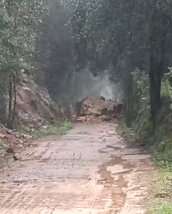 ⚠️Els darrers episodis de pluja i vent han provocat una esllavissada a la via verda del Carrilet I, que ha quedat impracticable a la zona d'Amer. 

📍tinyurl.com/2zcff5d9

🚧Retirarem la roca tan aviat com sigui possible. Fins a nou avís, extremeu les precaucions. #Incidència