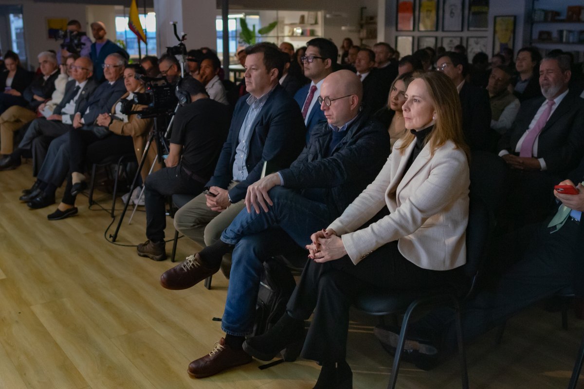 IvanDuque's tweet photo. En nuestro #ThinkLab sobre seguridad y narcotráfico en América Latina, junto al exembajador de EE.UU. en Colombia, William Brownfield, y el jefe de Gabinete del @TheWilsonCenter, abordamos la seguridad como pilar de la democracia, el auge de la delincuencia y la producción de cocaína en la región, y el compromiso de los líderes en esta lucha.
Un gran evento organizado por la Fundación I+D (@fimasd_org) y el Centro Iván Duque para la Prosperidad y la Libertad.