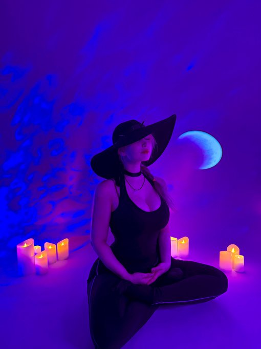 Watch LunaticalWitch's leaked NSFW photo on TwXstars