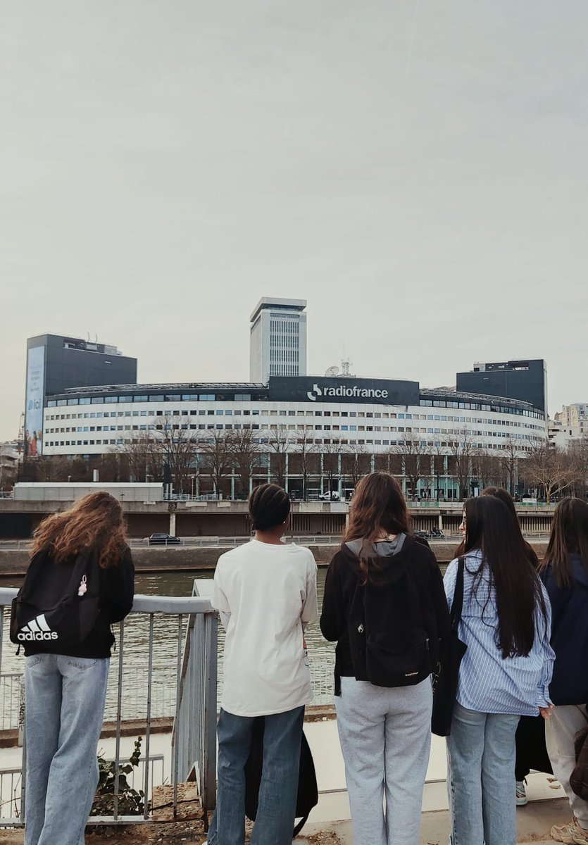 LPNeauphle's tweet photo. 📻 Les élèves de la classe radio du lycée La Plaine de Neauphle ont assisté à l'enregistrement au studio 104 d'une émission de "Questions du soir", diffusée sur @franceculture dans le cadre de la #SPME 2025 #studio104 https://t.co/04GRGR2OxA