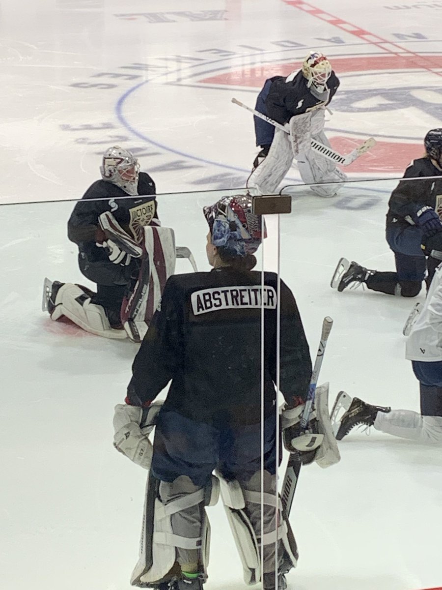Ann-Renée Desbiens n'est pas sur la glace ce matin à l'entraînement de la Victoire. Tricia Deguire prend sa place.