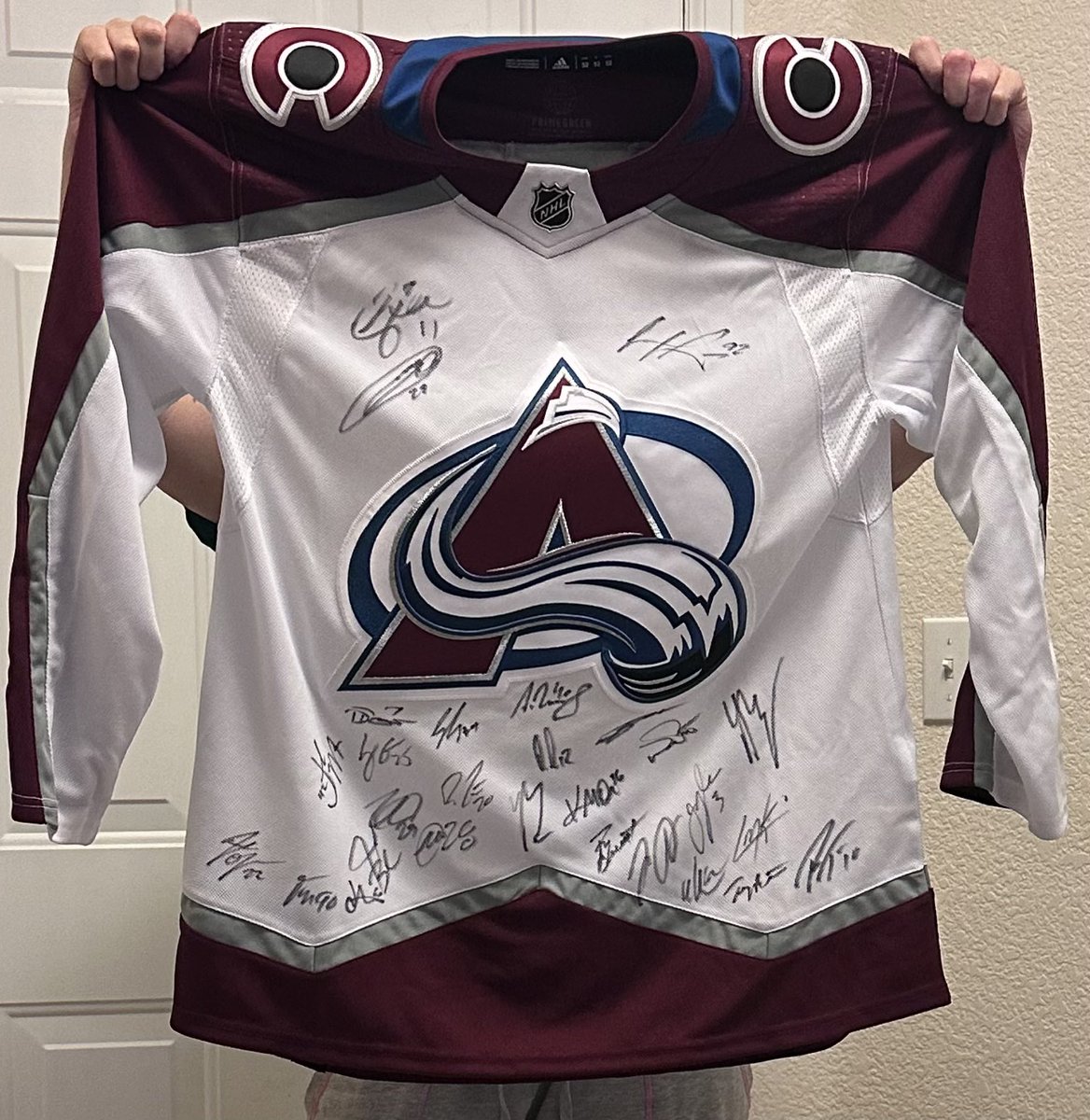 Looking to buy a team signed Colorado Avalanche Jersey? The nonprofit I work for is auctioning this one 

ebay.com/itm/1464649773…