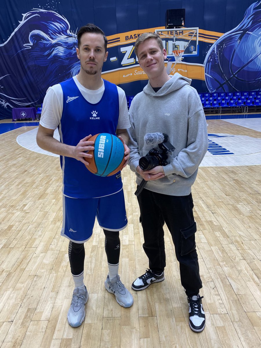 🛌 Avec sa chaîne <a href="/2nuitsavec/">Deux Nuits Avec</a>, Florian Gautier est allé dormir chez beaucoup de basketteurs : Poirier, Heurtel, Rupert, Berkani, Gobert, etc.

🌍 Il nous raconte les souvenirs de ses reportages intimistes aux quatre coins du monde…

💬 Son interview : bebasket.fr/itw-deux-nuits…