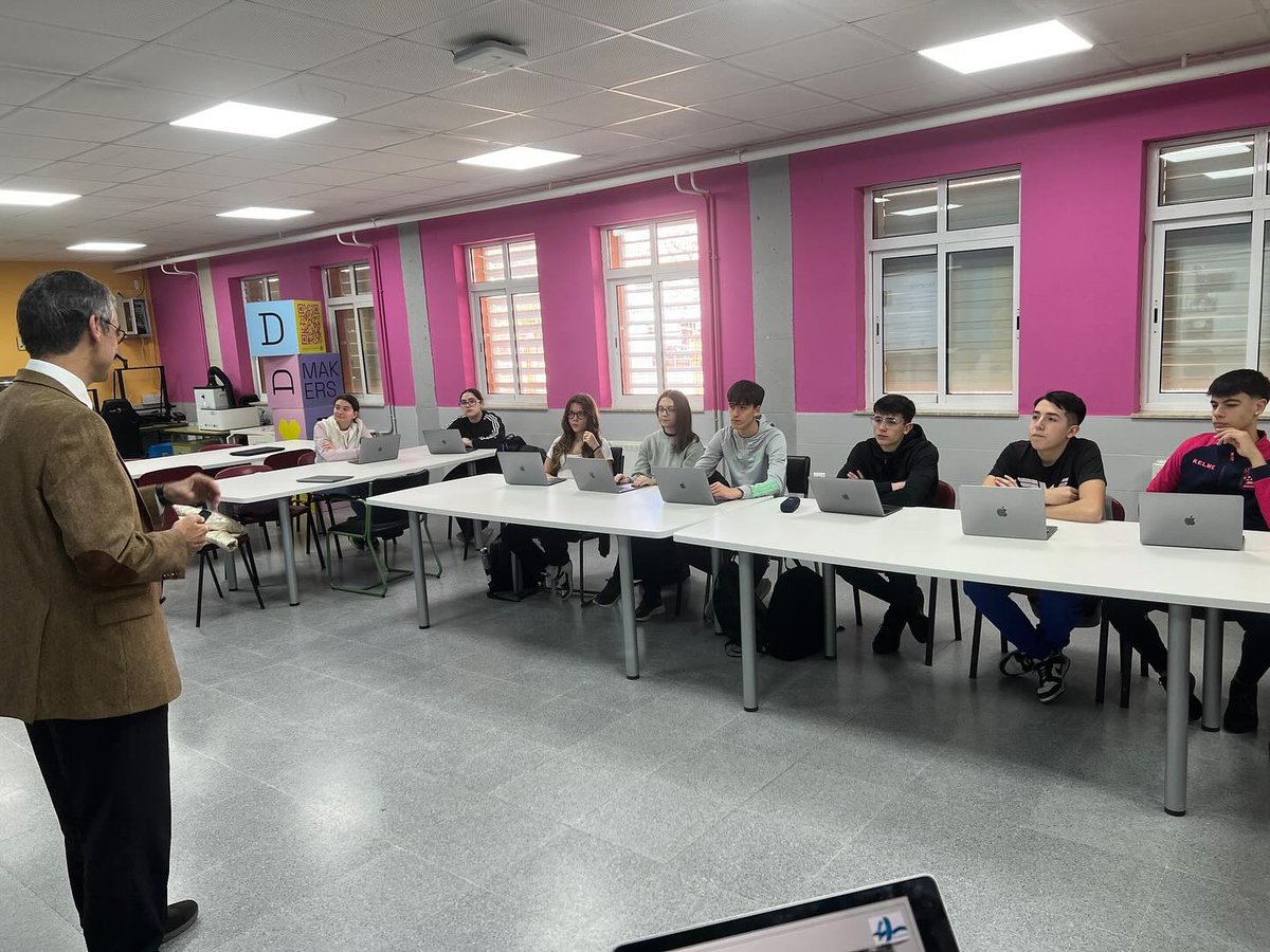 IesAlcantara's tweet photo. ¡Hoy D. José G. Clavel ha impartido un taller de RStudio a 1º de Bachillerato de Investigación, siguiendo nuestro lema “Aprende para enseñar”. Estos estudiantes formarán a otros la semana que viene. @DGMakers @IesAlcantara https://t.co/LDY4HuOB9B