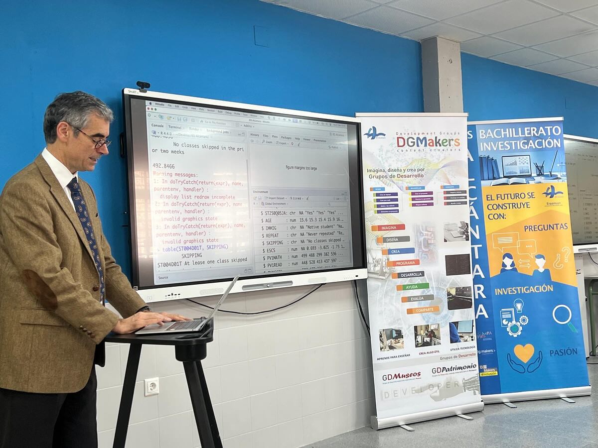 IesAlcantara's tweet photo. ¡Hoy D. José G. Clavel ha impartido un taller de RStudio a 1º de Bachillerato de Investigación, siguiendo nuestro lema “Aprende para enseñar”. Estos estudiantes formarán a otros la semana que viene. @DGMakers @IesAlcantara https://t.co/LDY4HuOB9B