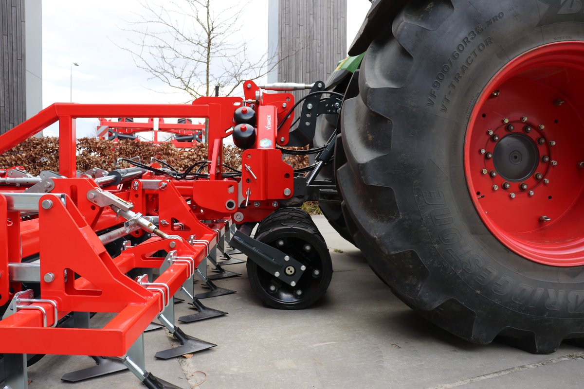 De Vegniek drukrol maakt het assortiment compleet!
 
Maak je zaaibedcombinatie compleet met de Vegniek drukrol! De Vegniek drukrol is bodemvolgend, compact en werkt onafhankelijk van de hefinrichting waardoor een gelijkmatige bodemdruk wordt gecreëerd.