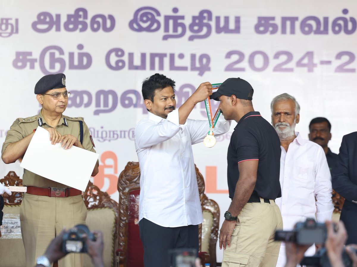 Udhaystalin's tweet photo. தமிழ்நாடு காவல்துறையின் ஏற்பாட்டில் நடைபெற்ற 25TH ALL INDIA POLICE SHOOTING (AIPDM) COMPETITION 2025-இன் நிறைவு விழாவில் பங்கேற்று, பல்வேறு பிரிவுகளில் வெற்றி பெற்ற காவல்துறை உள்ளிட்ட படை வீரர்களுக்கு பரிசுகள் - பதக்கங்கள் - சான்றிதழ்களை சென்னை எழும்பூர் இராஜரத்தினம் மைதானத்தில் இன்று வழங்கினோம்.

நம் காவல்துறையினரின் தீரமிக்க பணிகள் சிறக்கவும் - அவர்களின் திறன் மென்மேலும் உயரவும் வாழ்த்தி மகிழ்ந்தோம்.

@PKSekarbabu @PriyarajanDMK @iparanthamen