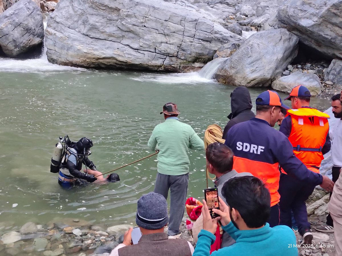 HP_SDRF's tweet photo. Acting on information received from DDMA Kullu, the SDRF team reached at Sainj on 21/03/2025. Two boys had drowned while bathing in Pin Parvati river. The team successfully recovered the bodies with the help of deep divers and handed them over to local police.
#HPSDRF @ddmakullu https://t.co/hamGAScc96