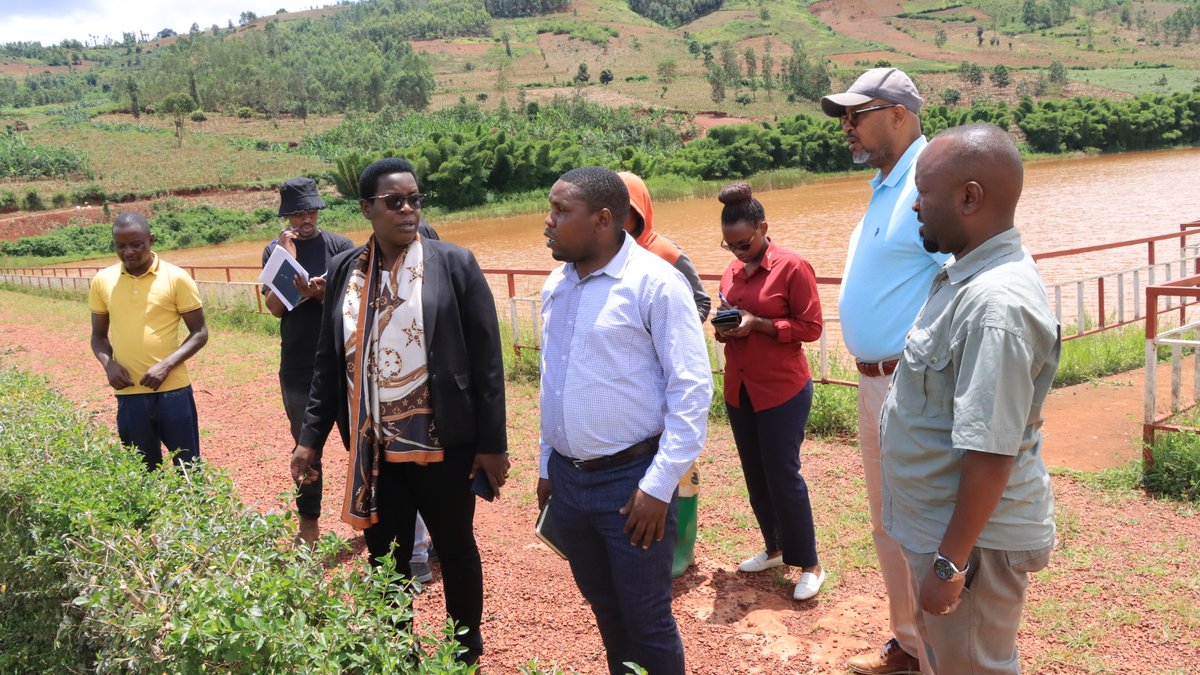 KireheDistrict's tweet photo. Abadepite basuwe ubwanikiro n'ubuhunikiro hamwe na  Cooperative TUZAMURANE @GaharaSector bahingwa #inanasi na #gaperi zikumishwa zikoherezwa mu Bufaransa,basura na Damu ya Sagatare bareba uko kuhira bibafasha kubona umusaruro w'umuceri,Koperative itunganya urusenda @KigaramaSec https://t.co/mdaImsFz3d