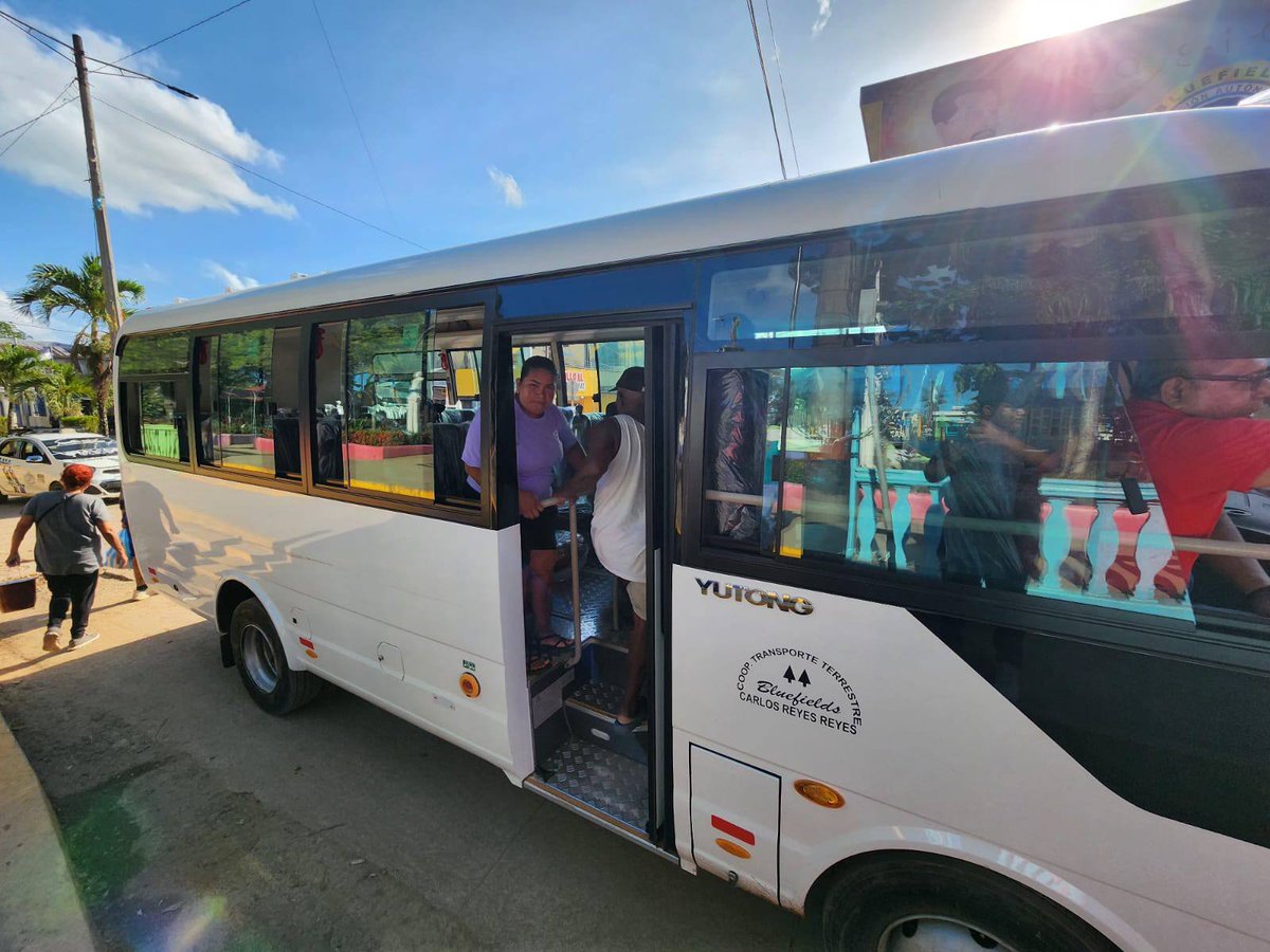 Desde las seis de la mañana de este viernes, 9 microbuses Yutong prestan el servicio a las familias de la zona urbana de Bluefields,  en la Costa Caribe Sur. Las autoridades locales establecieron una  tarifa de 8 córdobas a la población en general y 6 córdobas para  estudiantes