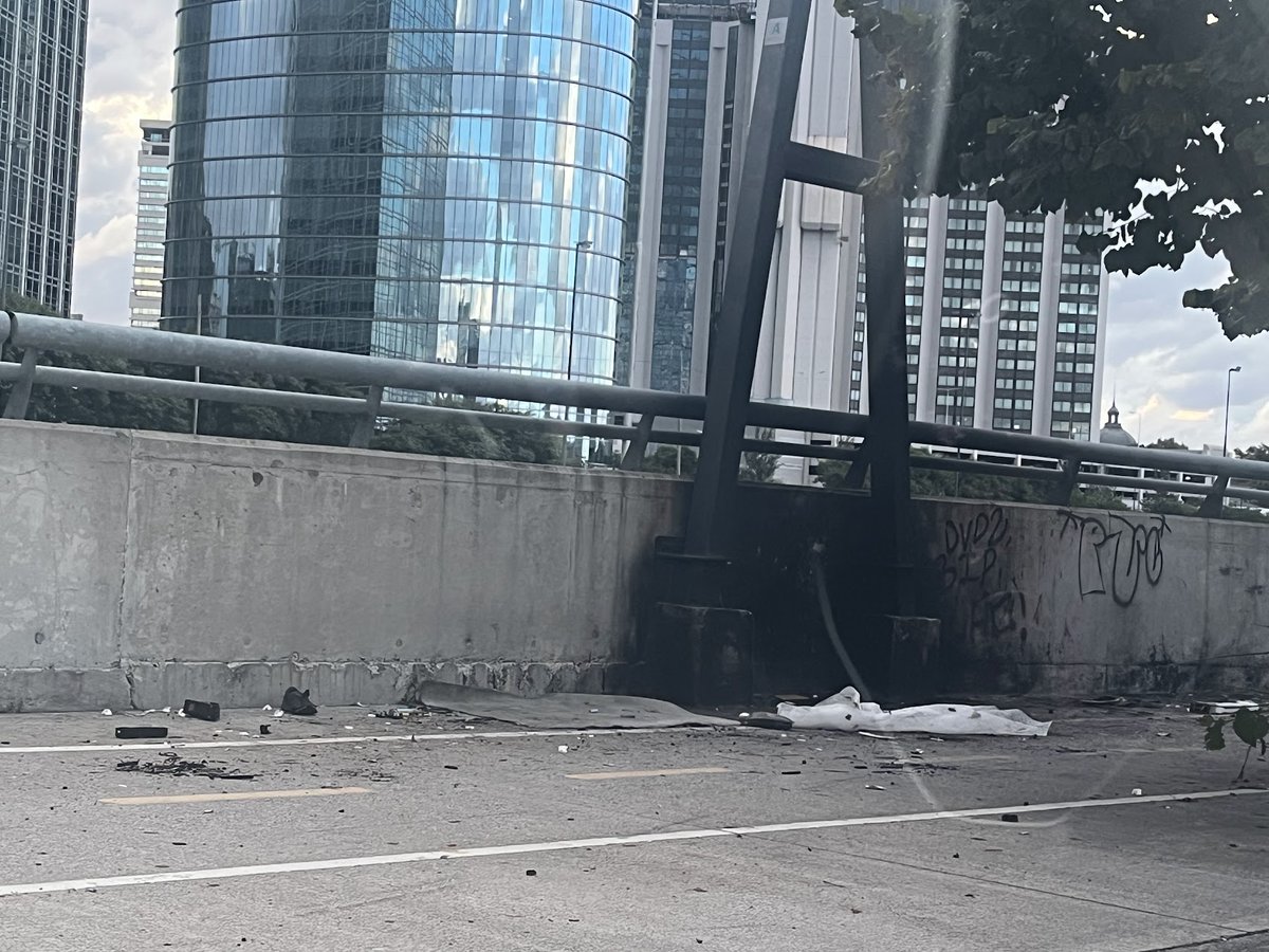 AndySam06's tweet photo. @jorgemacri primero podés limpiar la ciclovía de paseo del bajo que está llena de cables quemados y pedazos de transformadores que pinchan las ruedas de las bicis que supuestamente tienen que usar la ciclovía? https://t.co/FNFw49LLQB
