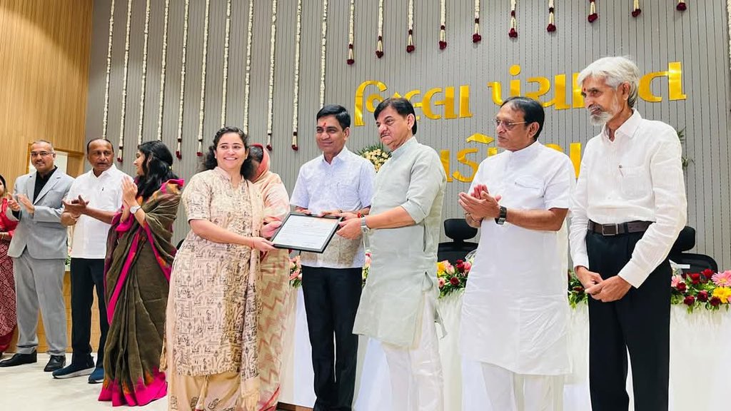 જિલ્લા પંચાયત કચેરી, વડોદરા ખાતે વર્ષ ૨૦૨૪–૨૫ દરમ્યાન સરાહનીય કામગીરી બદલ જિલ્લા પંચાયતના અધિકારીશ્રીઓ અને કર્મચારીશ્રીઓને પ્રશસ્તિ પત્ર એનાયત કરવામાં આવ્યા.

<a href="/CMOGuj/">CMO Gujarat</a> 
<a href="/GujDCoffice/">Guj DCoffice</a> 
<a href="/GujPRHDept/">Panchayat, Rural Housing & Rural Dev. Department</a> 
<a href="/CollectorVad/">Collector & DM Office Vadodara</a> 
<a href="/Info_Vadodara/">Info Vadodara GoG</a> 
<a href="/Info_Vadodara/">Info Vadodara GoG</a>