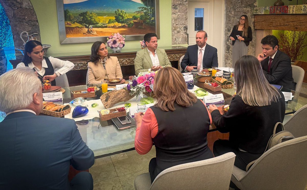 La #AMEXCID sostuvo un encuentro con la representación de <a href="/GobTlaxcala/">Gobierno de Tlaxcala</a> en #CDMX, para seguir en el diálogo 💬, así como explorar 🔎, de manera conjunta 🫱🏻‍🫲🏽, acciones de cooperación internacional para  alcanzar  un desarrollo sostenible 🌊🌳e incluyente 👩🏻‍🤝‍👩🏽.