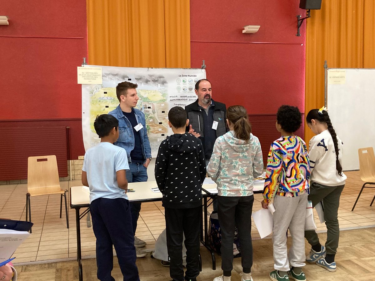 dsden45's tweet photo. Aujourd'hui, c'était le forum des éco-délégués à Pithiviers ! 🌎

La journée s'est déroulée en 3 temps : 
- Ateliers animés par les lycéens et les partenaires
- Pique-nique zéro déchet
- Clean walk dans la ville

Une belle initiative pour sensibiliser au développement durable ! https://t.co/Ny3B4qlBlh