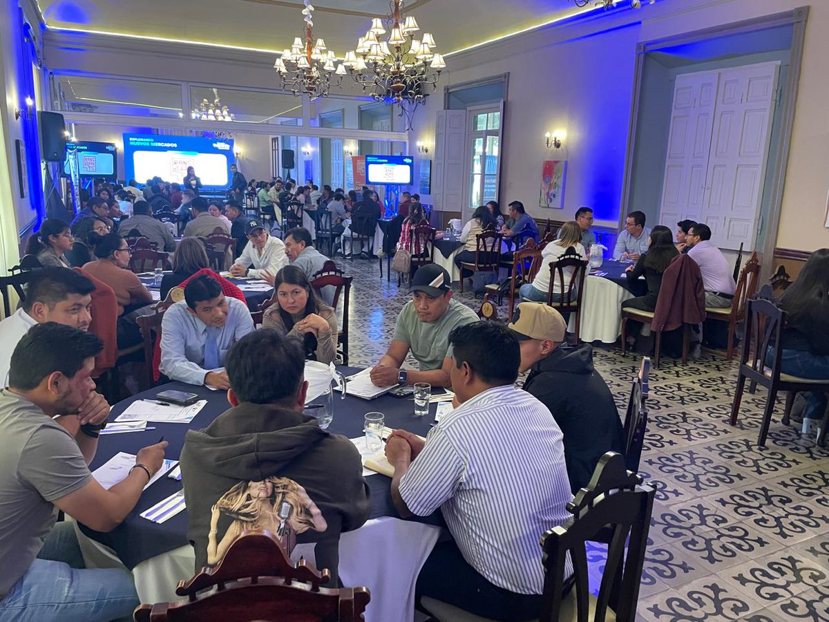 ARGenGuatemala's tweet photo. 🗣️En Huehuetenango, Xela y Retalhuleu presentamos ante el empresariado del interior de Guatemala la oferta exportable argentina. Junto a @CamComercioGT
continuamos trabajando en el incremento de los  intercambios comerciales para beneficio de ambos países🇦🇷🇬🇹@Cancilleria_Ar https://t.co/4h1mmTBf0Z