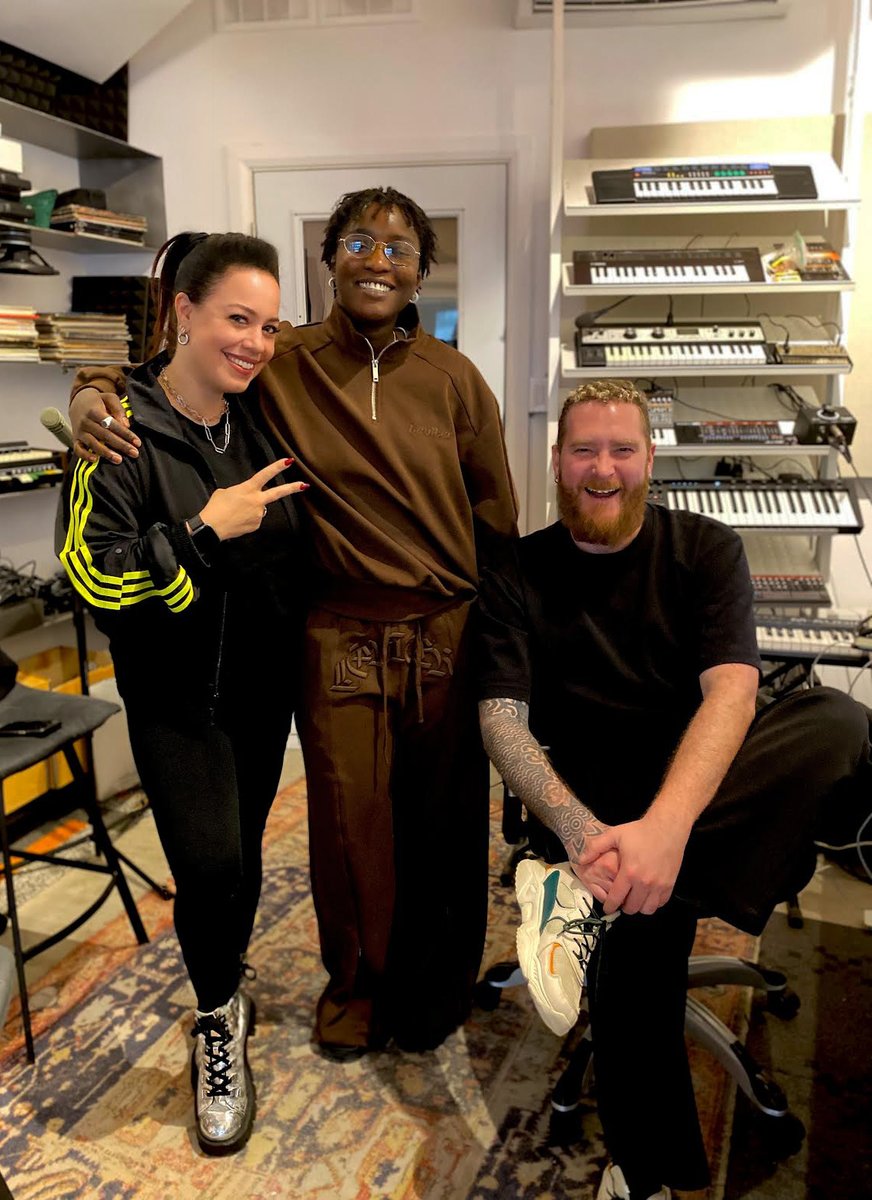 Debbie Tebbs (@debbietebbs) on Twitter photo On vous cuisine du lourd en studio ces temps-ci... 💣
💥 Debbie Tebbs
💥 Sarahmée
💥 BLV
#collaboration #newsong #newstuff #soon <a href="/BlocNotesMusic/">Bloc Notes Music</a> <a href="/AgenceBam/">Agence BAM</a> <a href="/EditionsQG/">Quartier Général</a> On vous cuisine du lourd en studio ces temps-ci... 💣
💥 Debbie Tebbs
💥 Sarahmée
💥 BLV
#collaboration #newsong #newstuff #soon <a href="/BlocNotesMusic/">Bloc Notes Music</a> <a href="/AgenceBam/">Agence BAM</a> <a href="/EditionsQG/">Quartier Général</a>