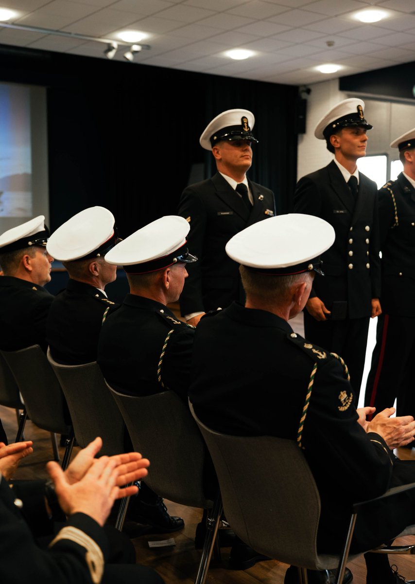 👏 Acht militairen ontvingen gisteren het Gevechtsinsigne voor een drugsonderschepping in het Caribisch gebied. Een go-fast ramde een FRISC en probeerde een tweede te rammen, maar na gerichte schoten werd het bootje gestopt. (1/2)