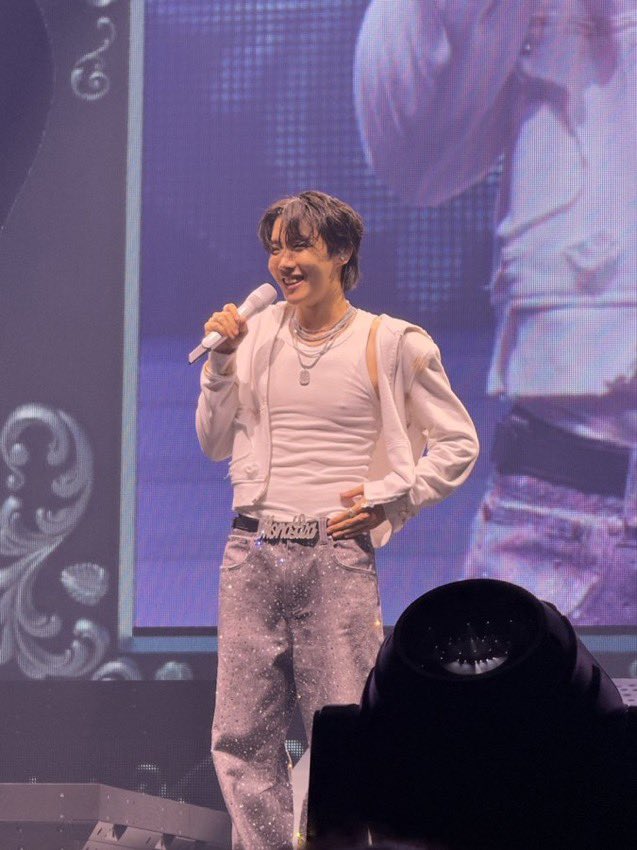 katieacos's tweet photo. Anyone going to get merch Tuesday for jhope presale merch in San Antonio?!?!
Im going just don’t wanna go alone😭 https://t.co/tfMsvv66KN