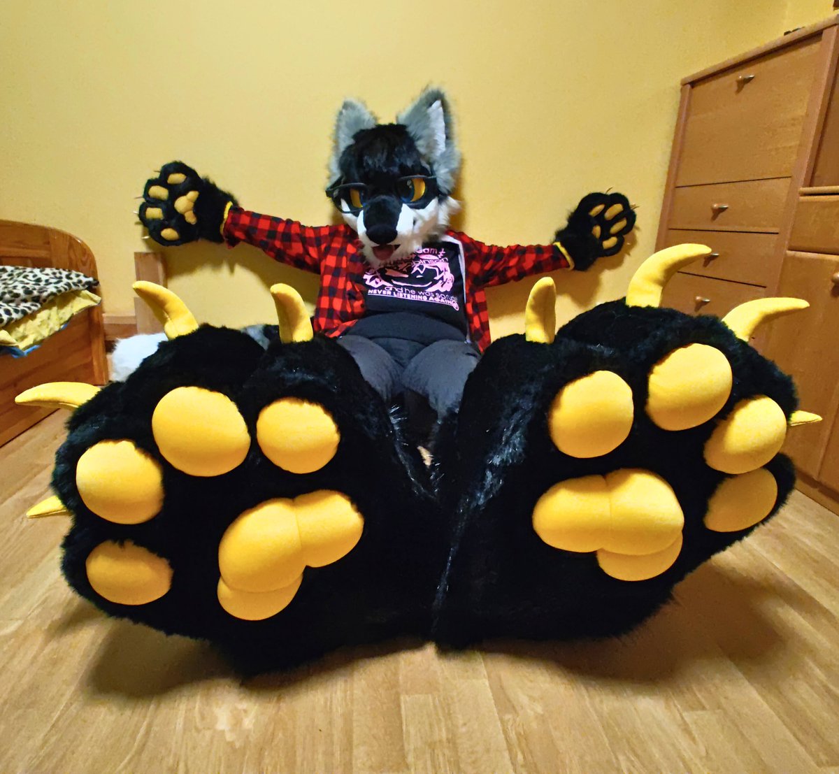 hi, turns out i still have an account here 😦
#FursuitFriday