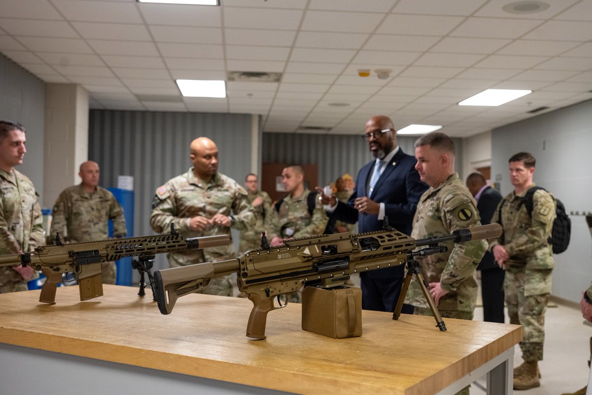 #Thisweek, TRADOC Deputy Commanding General and CIMT Commanding General, LTG David Francis visited U.S. Army Combined Arms Support Command (CASCOM).
To see more images from the visit, please go to: flic.kr/s/aHBqjC6c9S
#SupportStartsHere #BeAllYouCanBe