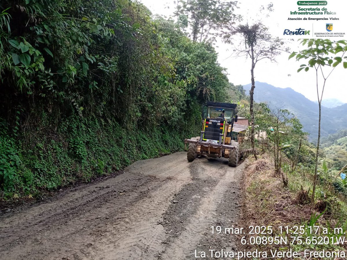 🚜 Mantenimiento vial en marcha.
Trabajando para @obrasantioquia seguimos comprometidos con el desarrollo y la seguridad vial de los municipios. Nuestro equipo continúa con el mantenimiento de la vía La Tolva - Piedra Verde - Fredonia, para mejorar la movilidad en la región.