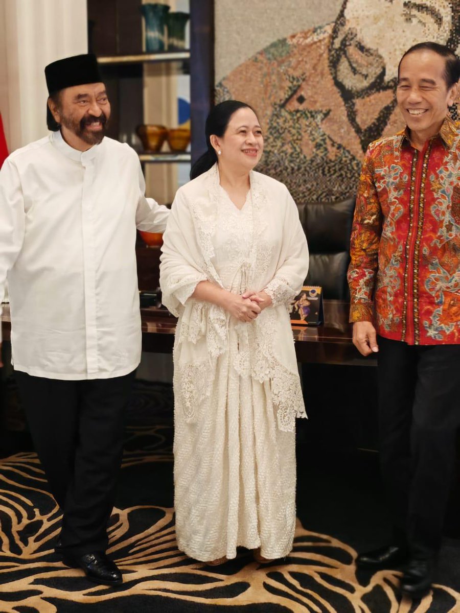 puanmaharani_ri's tweet photo. Alhamdulillah… Kehangatan silaturahmi bertemu Pak Jokowi @jokowi dan Pak Surya Paloh pada jamuan buka puasa bersama Partai Nasdem @Official_NasDem malam ini… 🙏🏼

#puanmaharaniri https://t.co/EUkYch6VFq