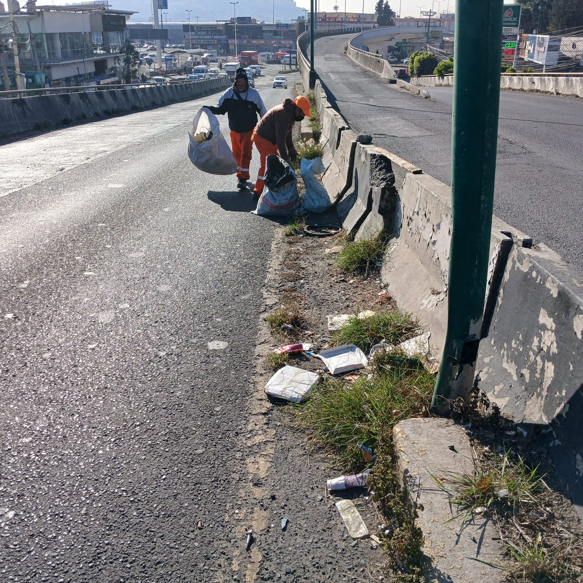 GobAtizapan's tweet photo. Servicios Públicos continúa trabajando por un Atizapán limpio y seguro, se realizaron labores de barrido manual y papeleo en el puente vehicular Las Bodegas y en el área de juegos de Atizapán Centro, cuidando los espacios que disfrutan nuestras familias.

#sigamoscreciendo https://t.co/CdXrvCcAcf