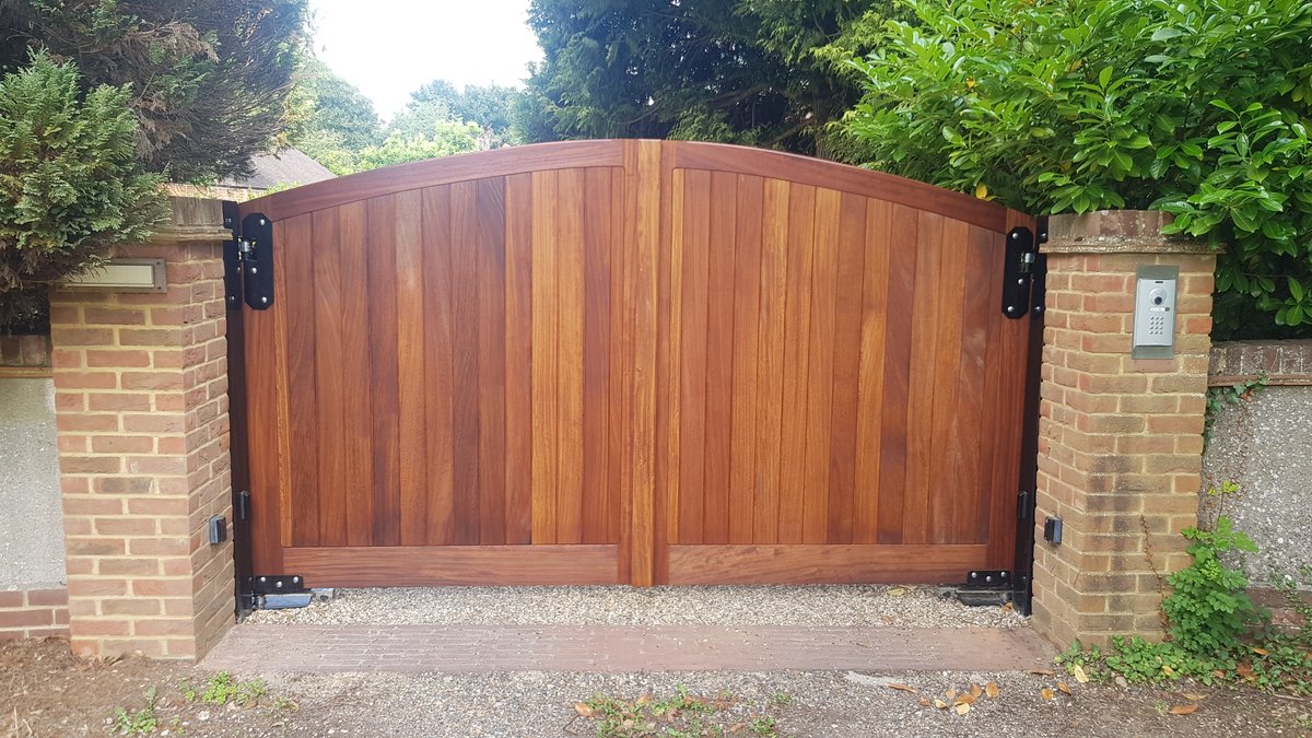 SCSautomationuk's tweet image. Tremendous Timber! Wooden gates with @BFTAutomation  automation and a Fermax video intercom - looking good #StaySafe #gateautomation #IntercomSystem