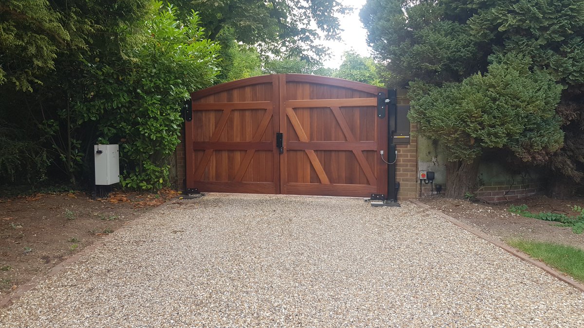 SCSautomationuk's tweet image. Tremendous Timber! Wooden gates with @BFTAutomation  automation and a Fermax video intercom - looking good #StaySafe #gateautomation #IntercomSystem