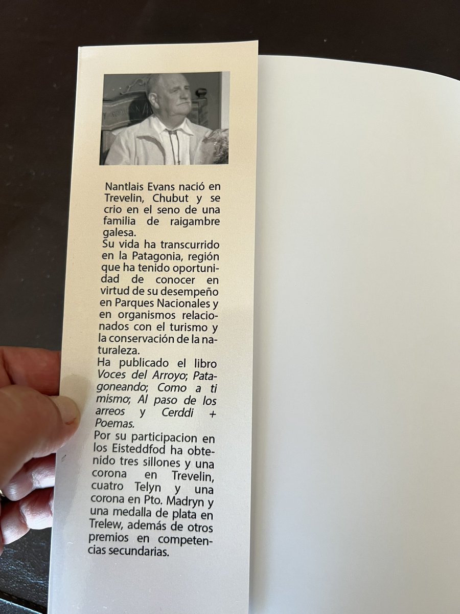 institucional1's tweet photo. 📎Gracias #NantlaisEvans por tu hermoso libro y por ilustrarlo con la obra de papá #EduardoMinnicelli , sobre las #CapillasGalesas #MEAM 🫶 https://t.co/Rp5tKUxjTJ