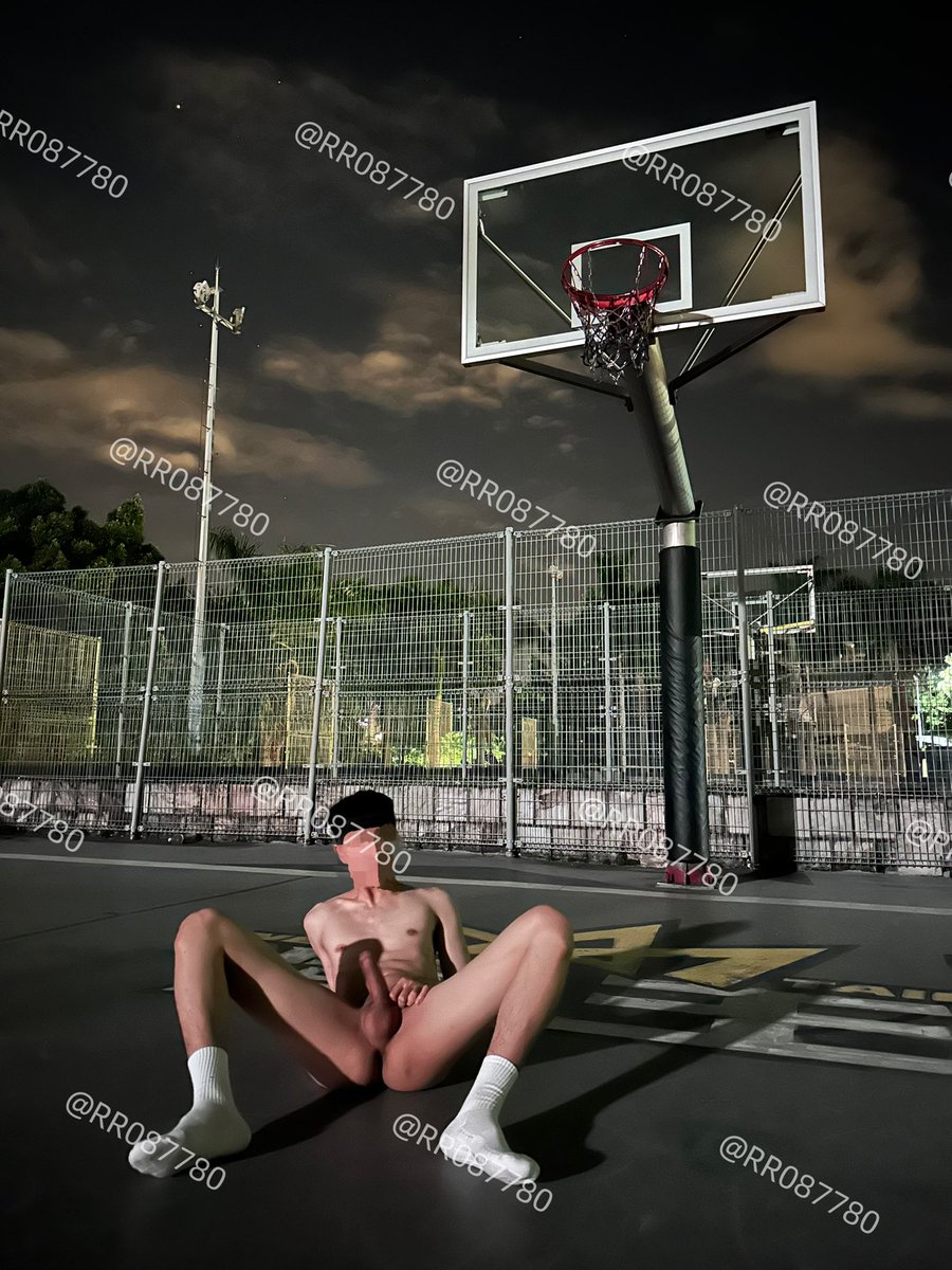 別的場地正在打籃球
我在隔壁場地野裸打手槍

#野外 #暴露 #奴