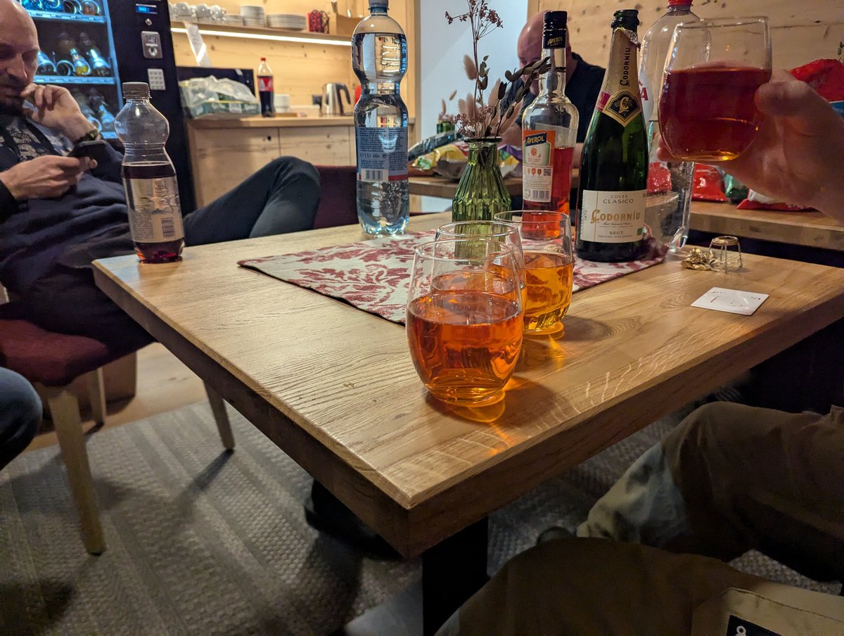 seroosonice's tweet photo. Aperol spritz, gedoneerd door Alwin https://t.co/NBJTE9vCBm