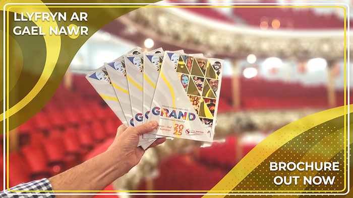 Mae tymor y gwanwyn a'r haf yma i roi gwên ar eich wyneb a goleuo'r diwrnodau hwy hyd yn oed yn fwy. Felly, ewch amdani ac archebwch eich tocynnau am noson allan yn y Grand. grandabertawe.co.uk/LlyfrynNewyddG…
