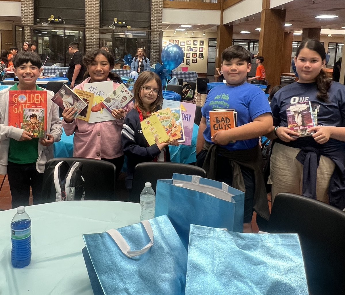 Del Valle Elementary School Library tweet media