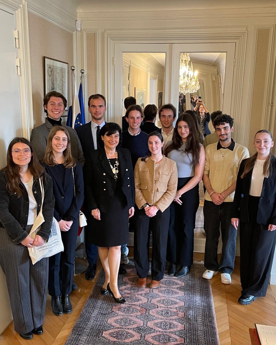 Slovénie en France (@sloinfra) on Twitter photo 🌍 Conversation enrichissante de l'Ambassadrice <a href="/RCBek/">Renata Cvelbar Bek</a> avec des étudiants de <a href="/sciencespo/">Sciences Po</a> venant de différents pays sur les défis actuels, la diplomatie, l'inclusion des jeunes et l'avenir que nous créons ensemble. 💬💡🌎🤝
#Diplomatie #JeunesPourLavenir #SciencesPo 🌍 Conversation enrichissante de l'Ambassadrice <a href="/RCBek/">Renata Cvelbar Bek</a> avec des étudiants de <a href="/sciencespo/">Sciences Po</a> venant de différents pays sur les défis actuels, la diplomatie, l'inclusion des jeunes et l'avenir que nous créons ensemble. 💬💡🌎🤝
#Diplomatie #JeunesPourLavenir #SciencesPo