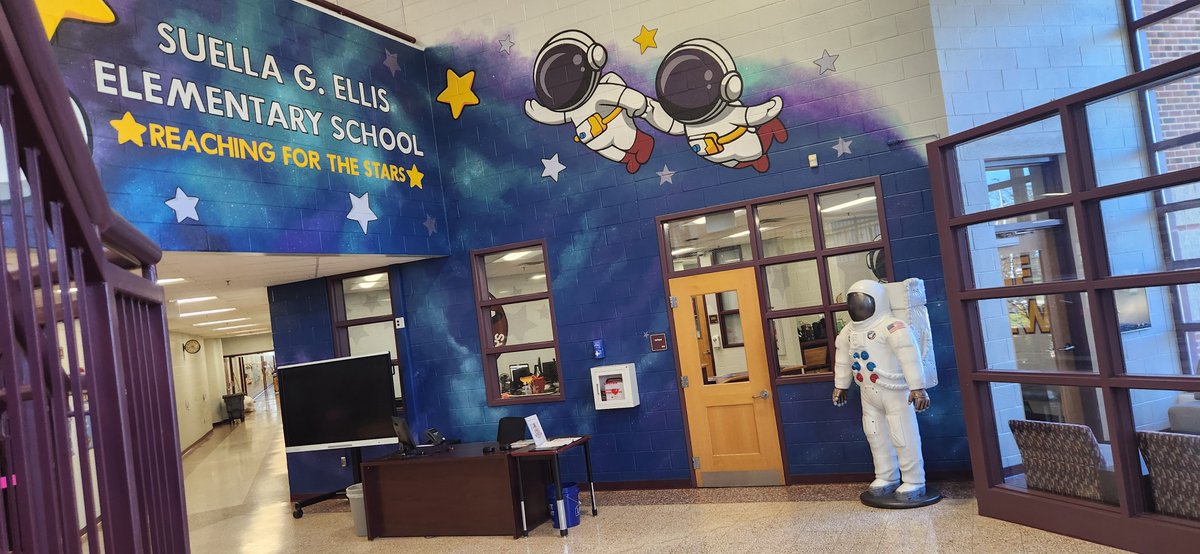 _AndyJacks's tweet image. Thank you to our friends at @Capital_Murals for another &quot;out of this world&quot; mural for our school entrance at Ellis Elementary! The theme is based on our #EllisExplorers mascot &amp;amp; &quot;Reaching for the Stars&quot; to remind students to aim high and achieve their goals to be successful.