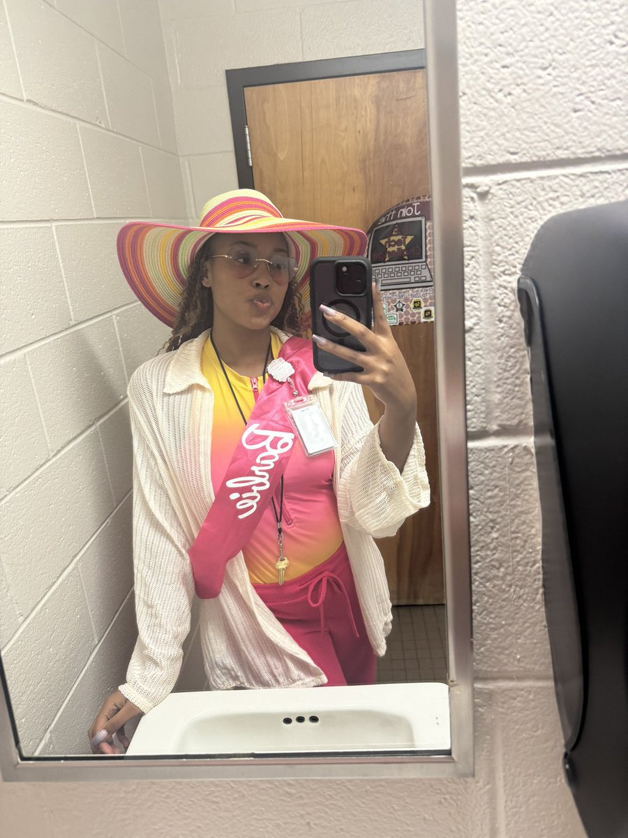 LexyyNicolee's tweet photo. My grade level decided to go with Barbie for character day… I went with Malibu/beach Barbie because spring break is the only thing on my mind💕👒☀️ https://t.co/VNJLNlLkrf
