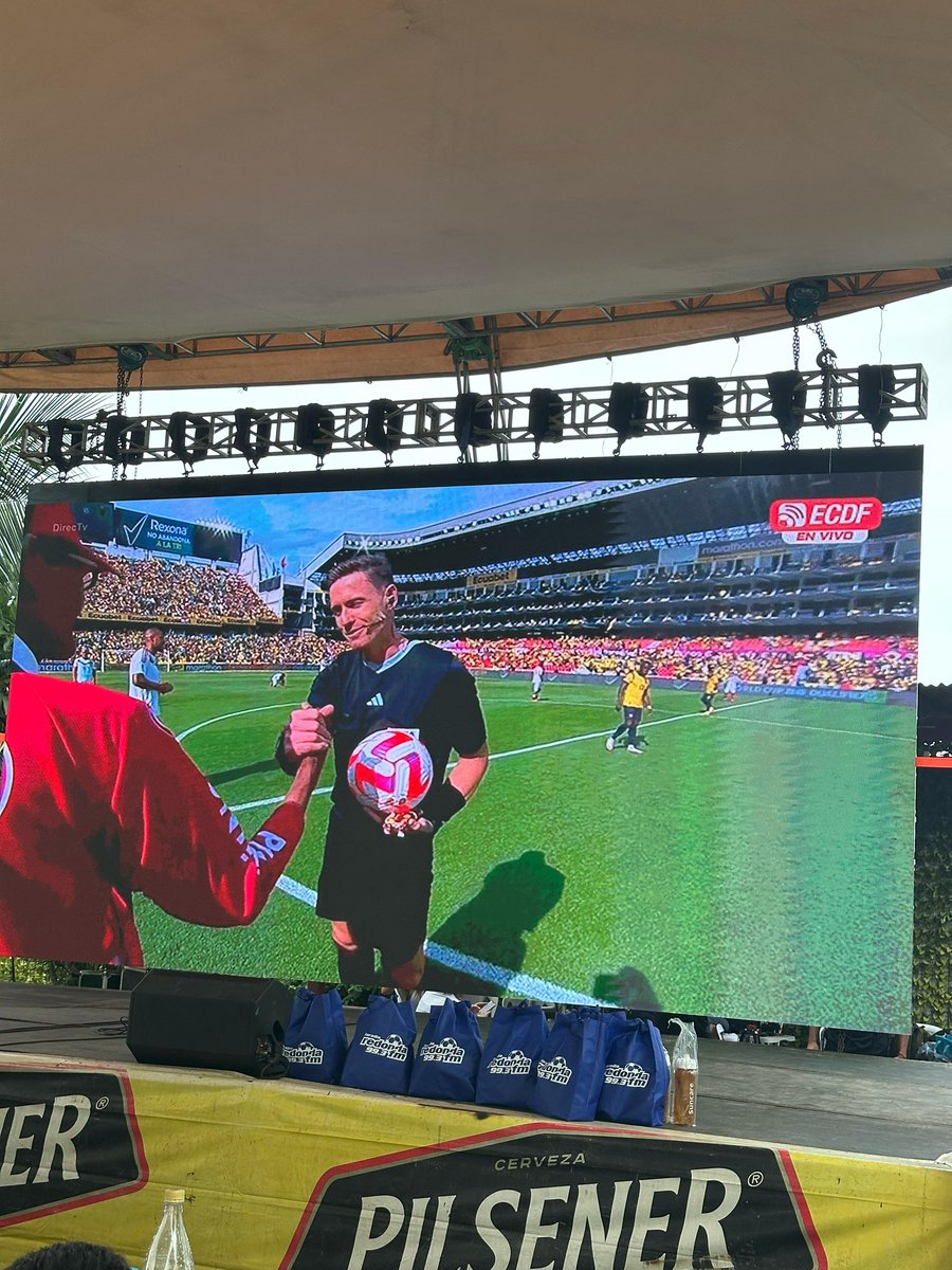 Domenikam_'s tweet image. OMG QUE CRACKS!!! acaba de entrar un carrito de pingüino a la canchaaa a entregar el balón jajaja ¡AMO! #pinguino