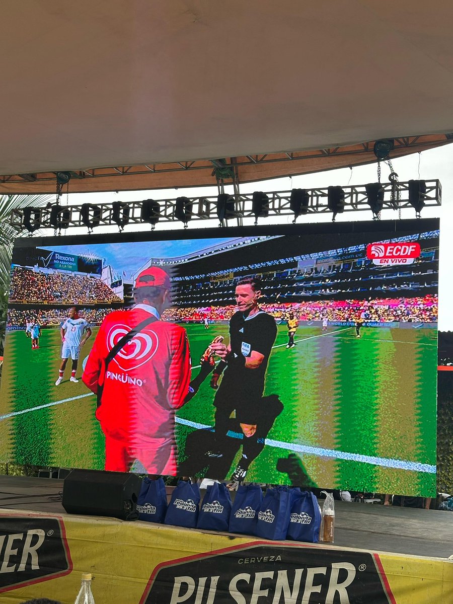 Domenikam_'s tweet image. OMG QUE CRACKS!!! acaba de entrar un carrito de pingüino a la canchaaa a entregar el balón jajaja ¡AMO! #pinguino