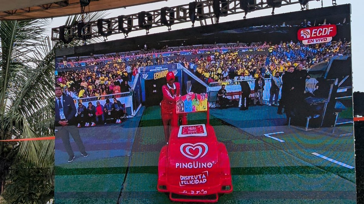 Domenikam_'s tweet image. OMG QUE CRACKS!!! acaba de entrar un carrito de pingüino a la canchaaa a entregar el balón jajaja ¡AMO! #pinguino